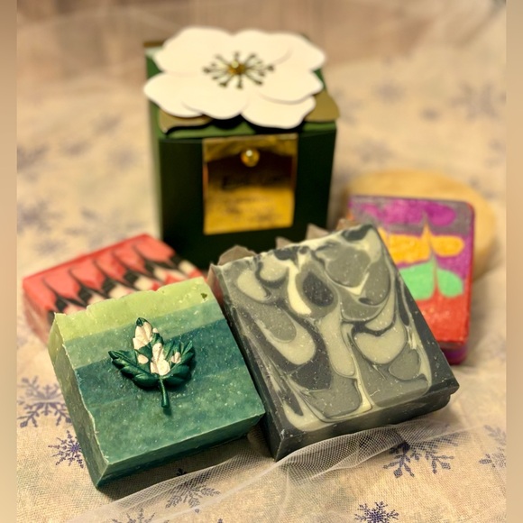 Hand crafted artisan soap gift set of soap and a soap saver - Picture 3 of 7